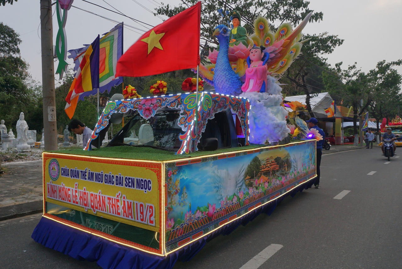 Dàn xe hoa diễu hành quảng bá sự kiện Lễ hội Quán Thế Âm 2024 ở Đà Nẵng