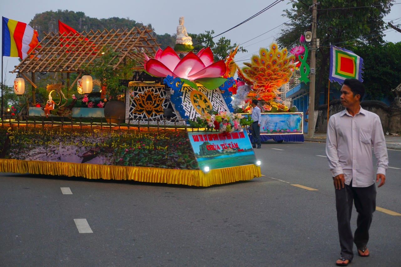 Dàn xe hoa diễu hành quảng bá sự kiện Lễ hội Quán Thế Âm 2024 ở Đà Nẵng