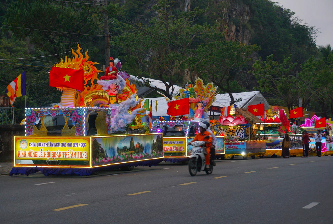 Dàn xe hoa diễu hành quảng bá sự kiện Lễ hội Quán Thế Âm 2024 ở Đà Nẵng