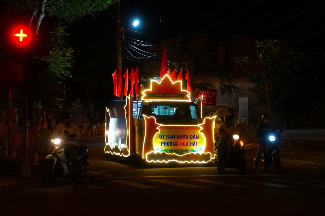 Dàn xe hoa diễu hành quảng bá sự kiện Lễ hội Quán Thế Âm 2024 ở Đà Nẵng