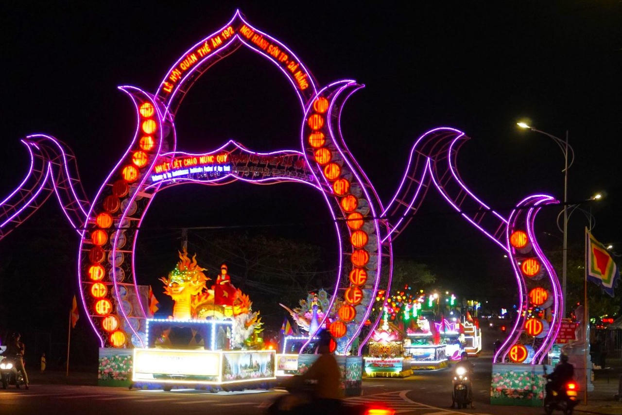 Dàn xe hoa diễu hành quảng bá sự kiện Lễ hội Quán Thế Âm 2024 ở Đà Nẵng