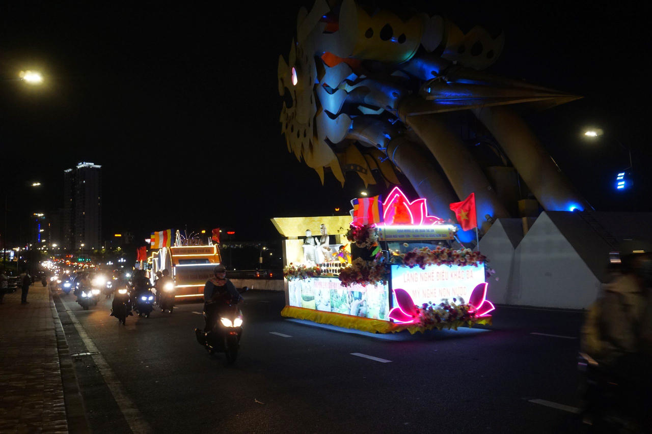 Dàn xe hoa diễu hành quảng bá sự kiện Lễ hội Quán Thế Âm 2024 ở Đà Nẵng