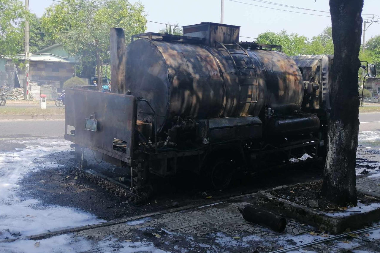 Xe bồn chở nhựa đường bốc cháy ngùn ngụt trên đường phố Đà Nẵng