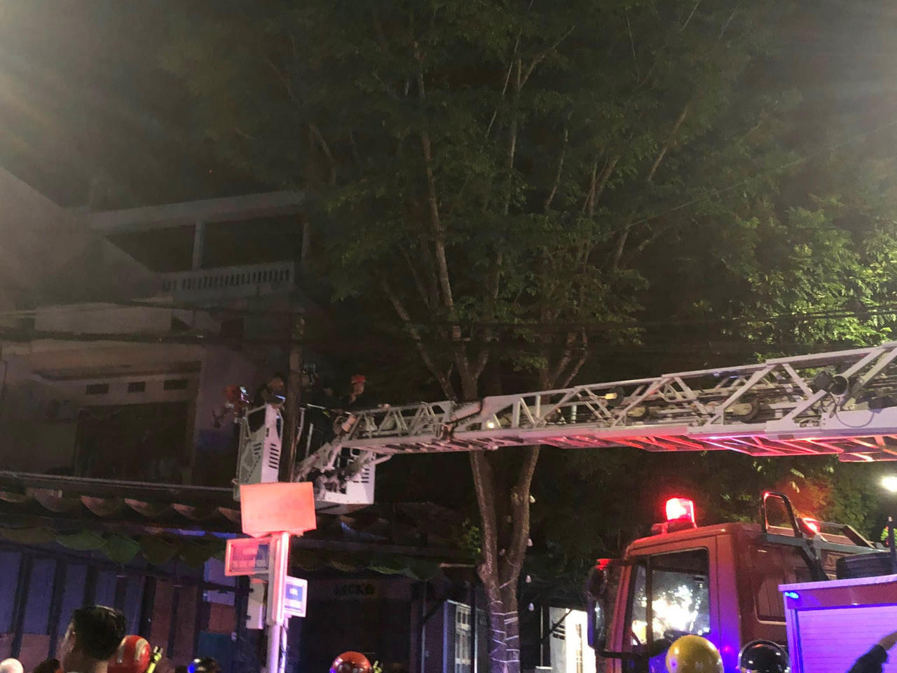 Cảnh sát giải cứu người đàn ông nghi “ngáo đá” định nhảy lầu