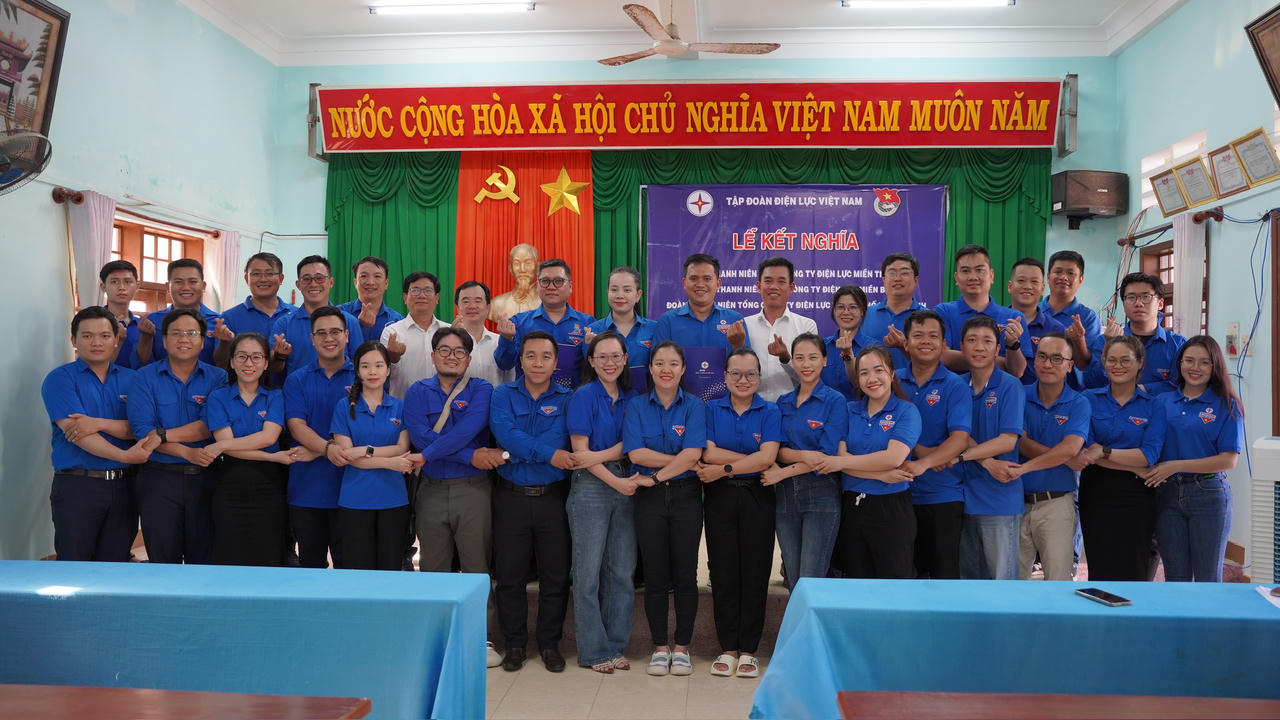 Hành trình 'Tự hào một dải non sông' - Trao yêu thương tới biển đảo quê hương