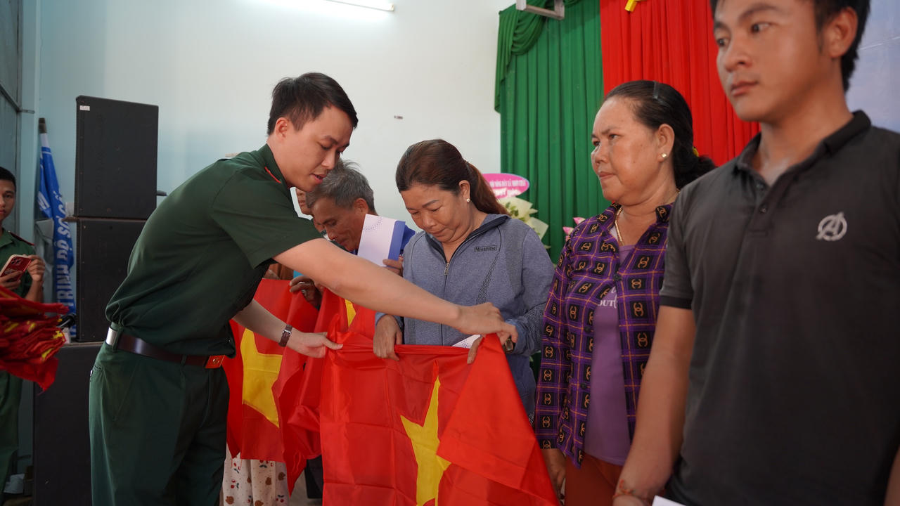 Hành trình 'Tự hào một dải non sông' - Trao yêu thương tới biển đảo quê hương