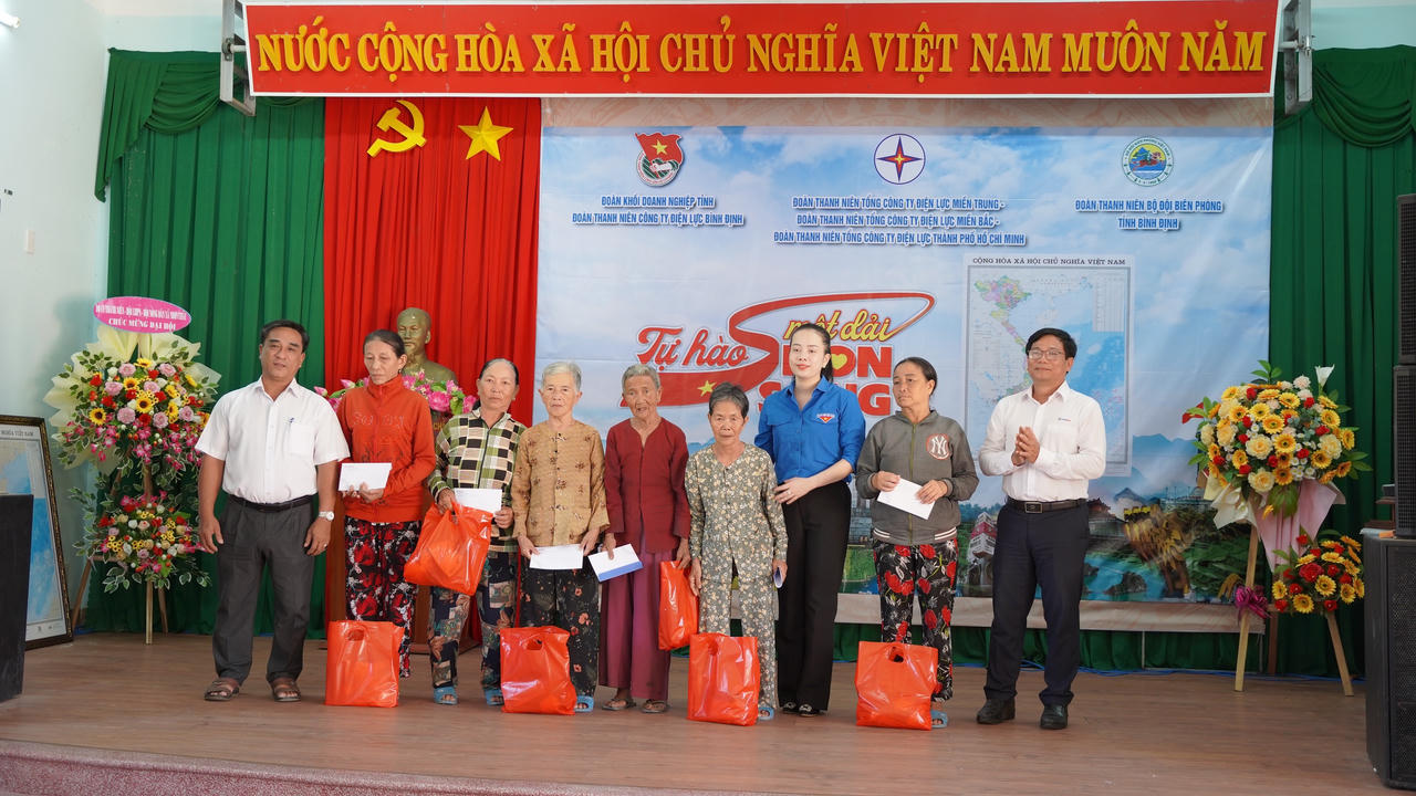 Hành trình 'Tự hào một dải non sông' - Trao yêu thương tới biển đảo quê hương