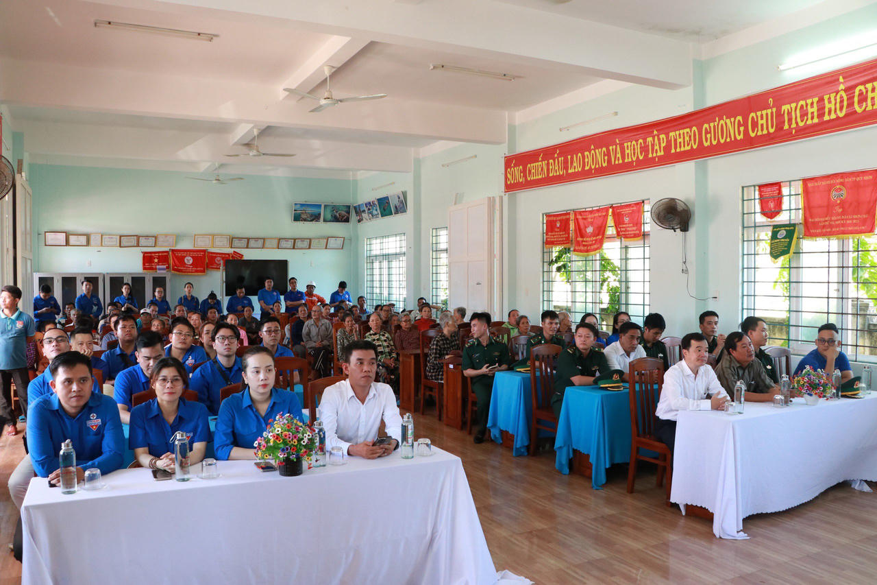 Hành trình 'Tự hào một dải non sông' - Trao yêu thương tới biển đảo quê hương