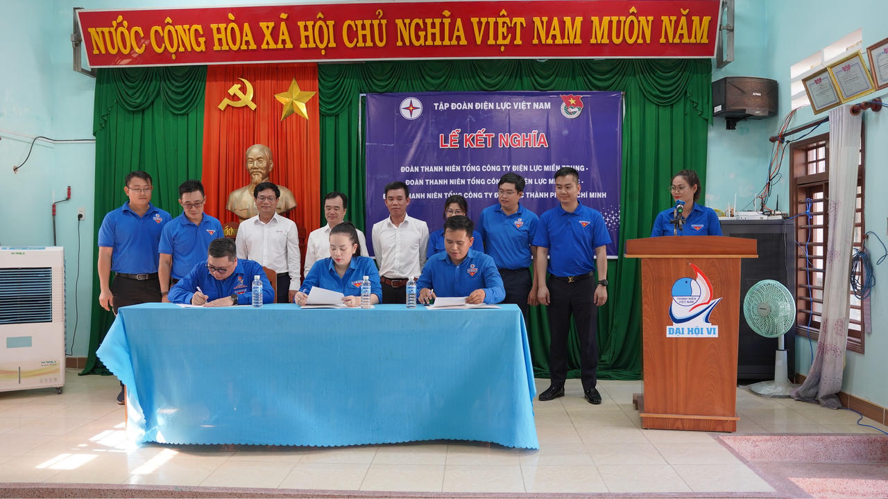 Hành trình 'Tự hào một dải non sông' - Trao yêu thương tới biển đảo quê hương