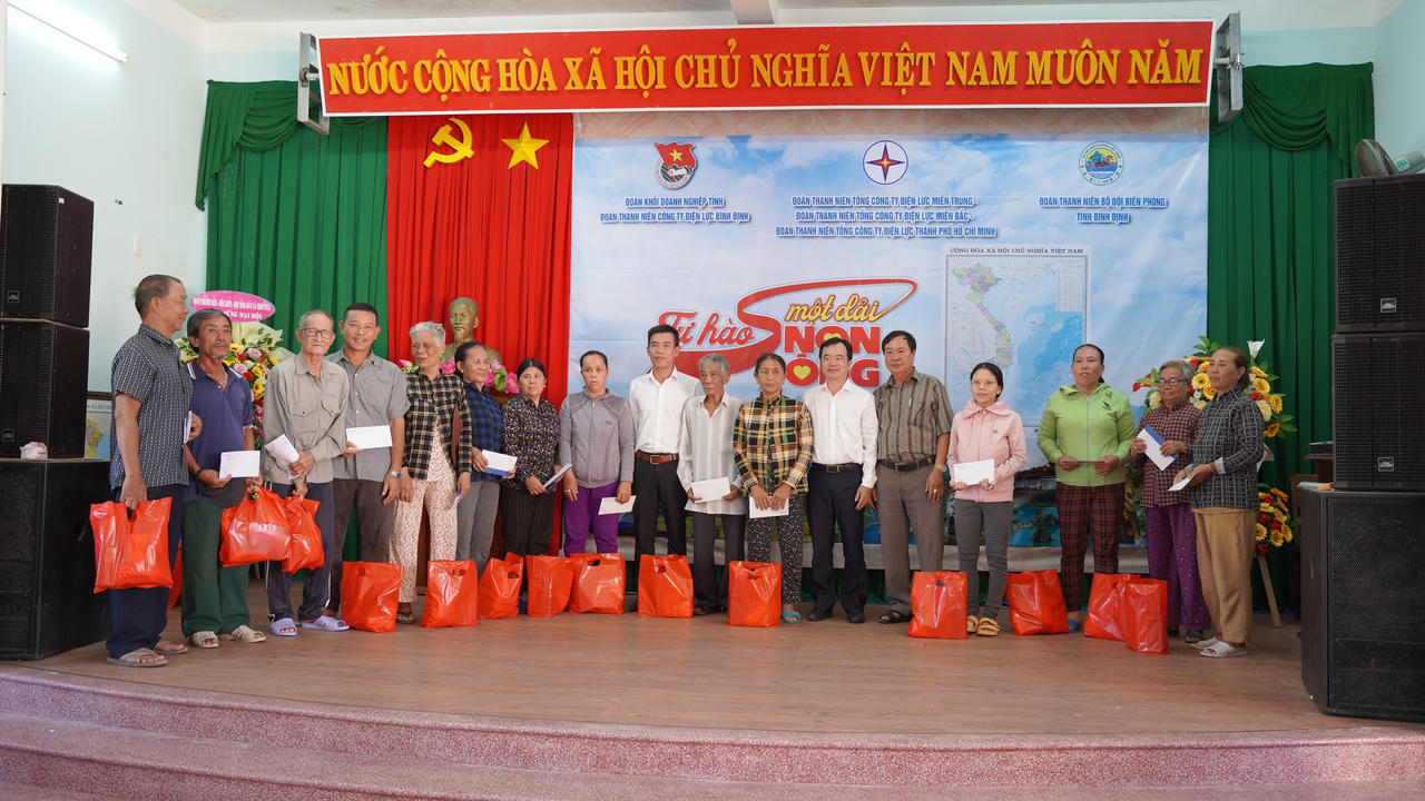 Hành trình 'Tự hào một dải non sông' - Trao yêu thương tới biển đảo quê hương