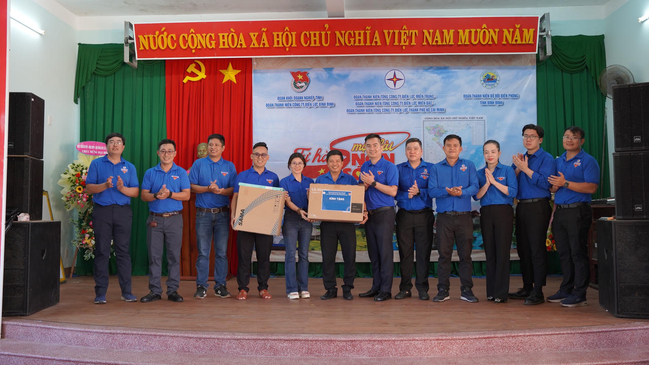 Hành trình 'Tự hào một dải non sông' - Trao yêu thương tới biển đảo quê hương