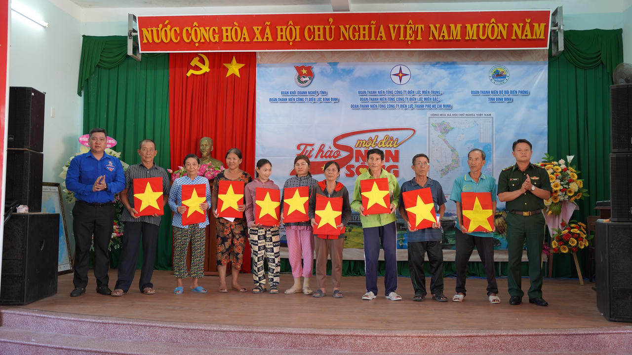 Hành trình 'Tự hào một dải non sông' - Trao yêu thương tới biển đảo quê hương