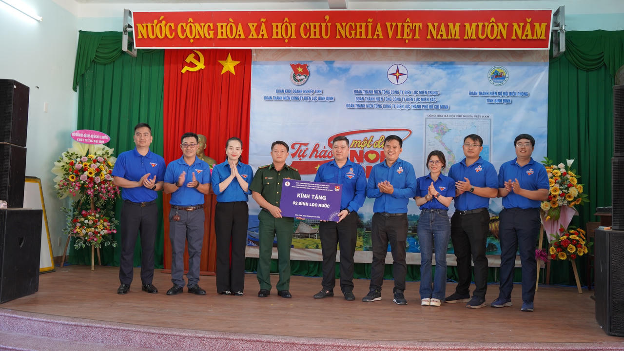 Hành trình 'Tự hào một dải non sông' - Trao yêu thương tới biển đảo quê hương