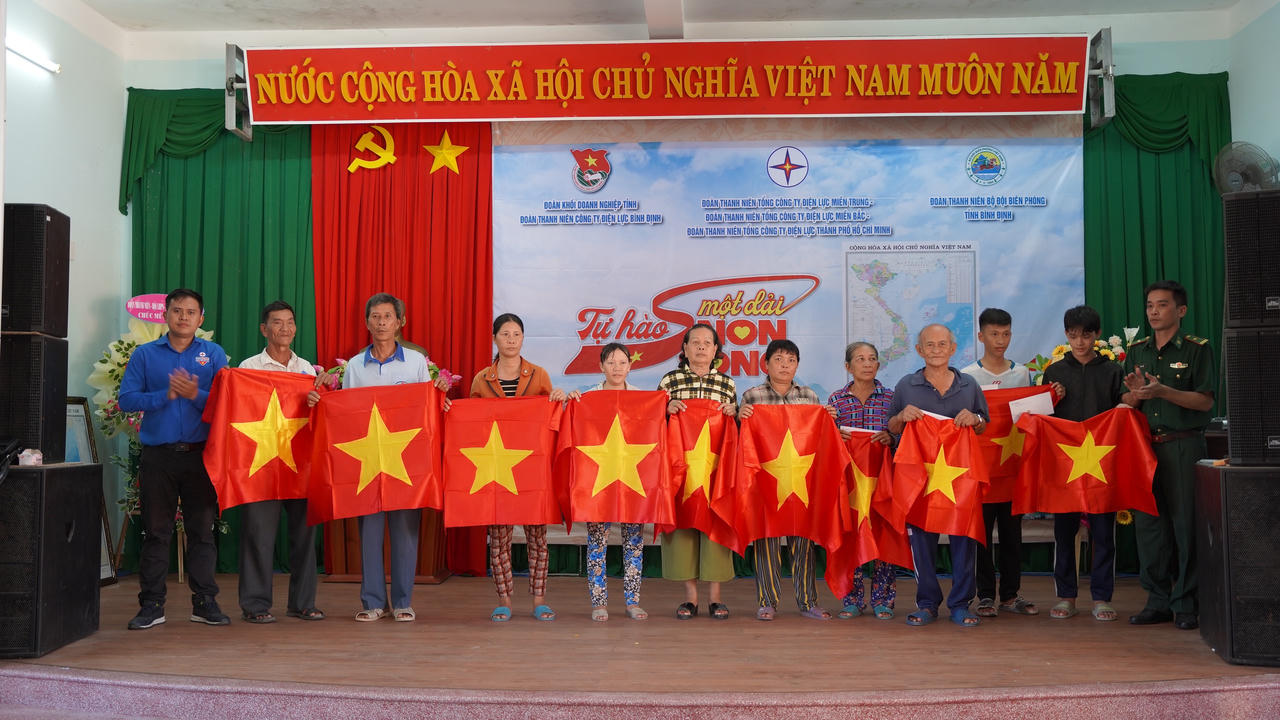 Hành trình 'Tự hào một dải non sông' - Trao yêu thương tới biển đảo quê hương