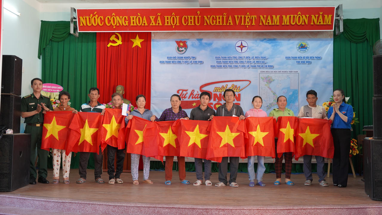 Hành trình 'Tự hào một dải non sông' - Trao yêu thương tới biển đảo quê hương