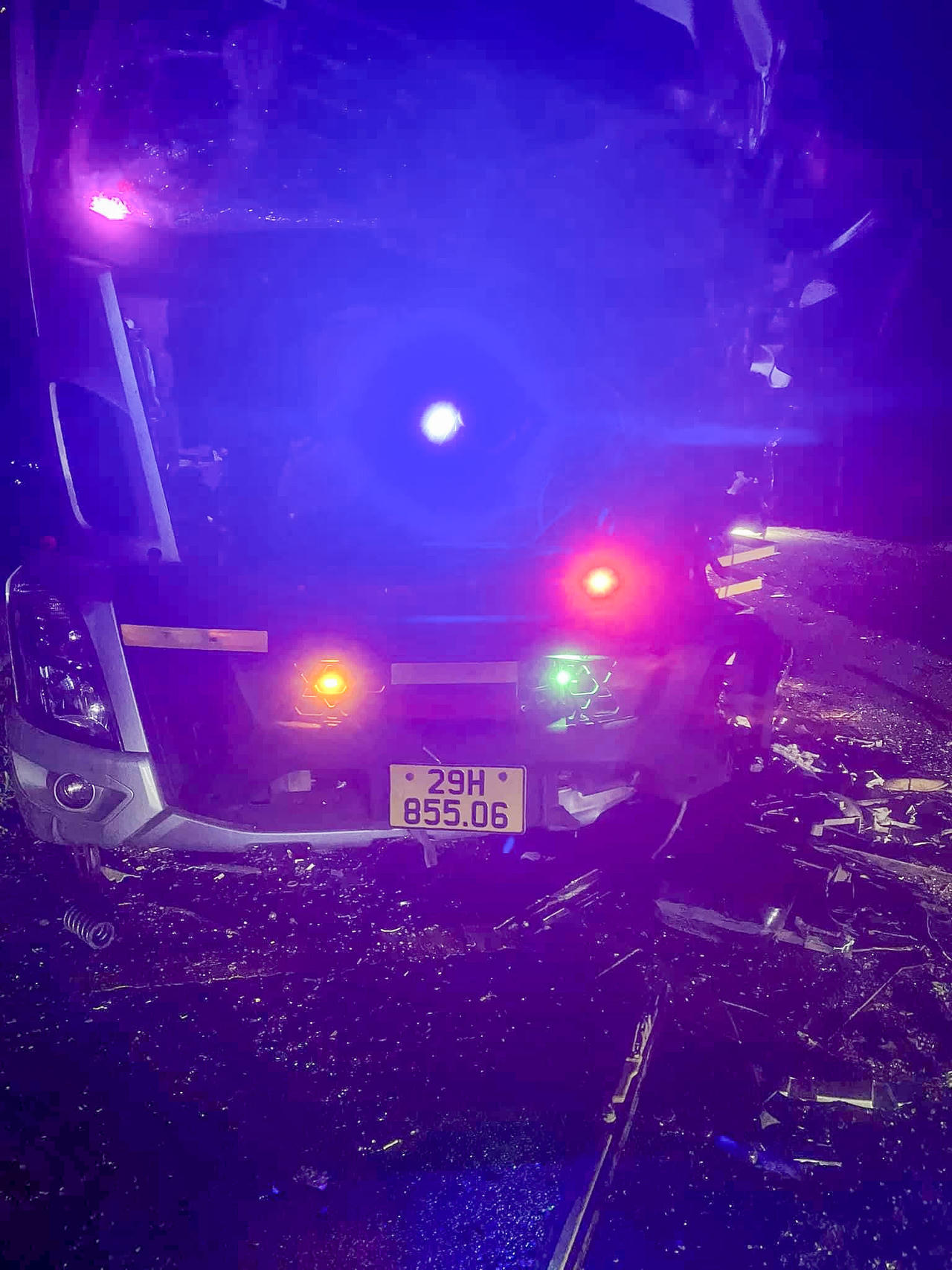 Ô tô khách va chạm với xe tải, một tài xế tử vong