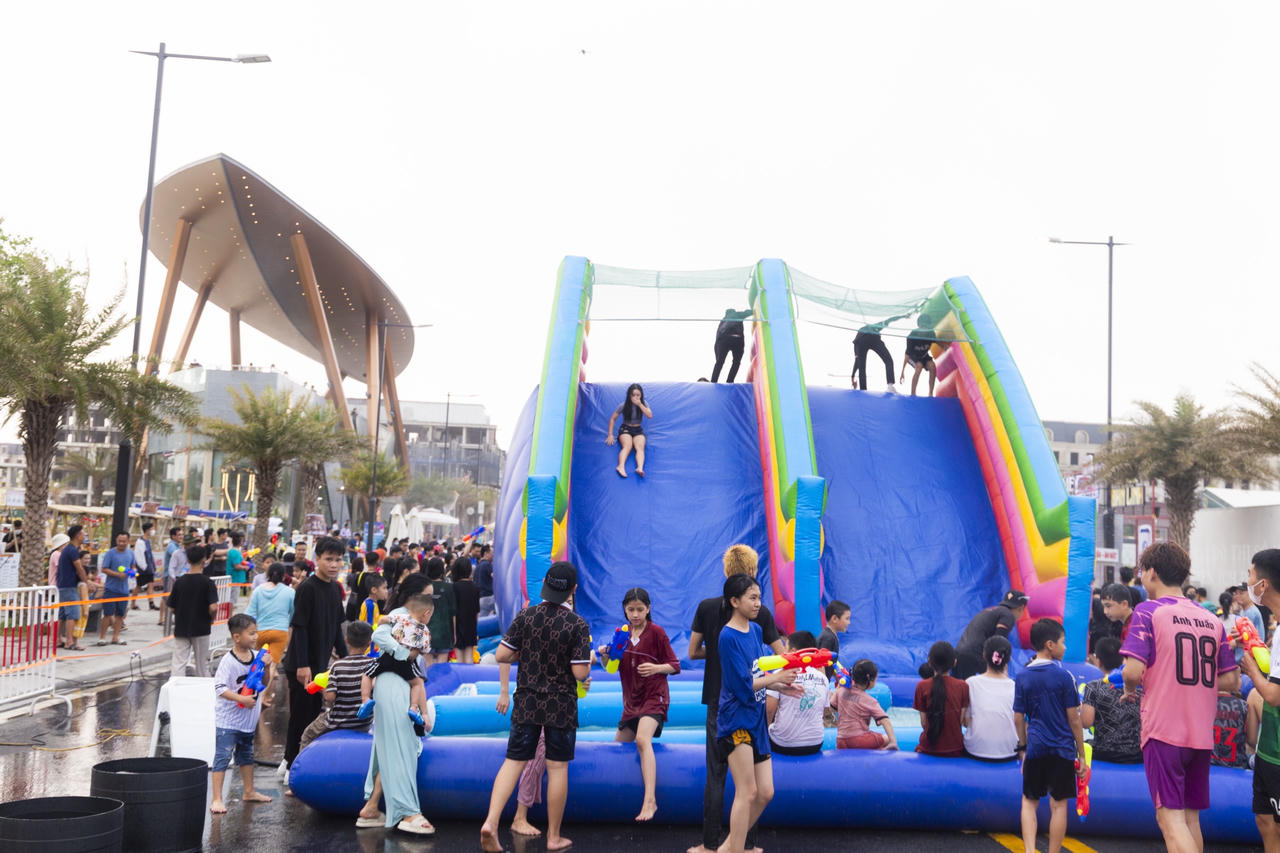 Siêu đô thị biển Regal Legend đón 100.000 lượt khách dịp lễ 30/4 - 1/5 