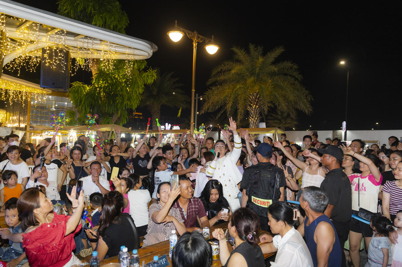 Siêu đô thị biển Regal Legend đón 100.000 lượt khách dịp lễ 30/4 - 1/5 