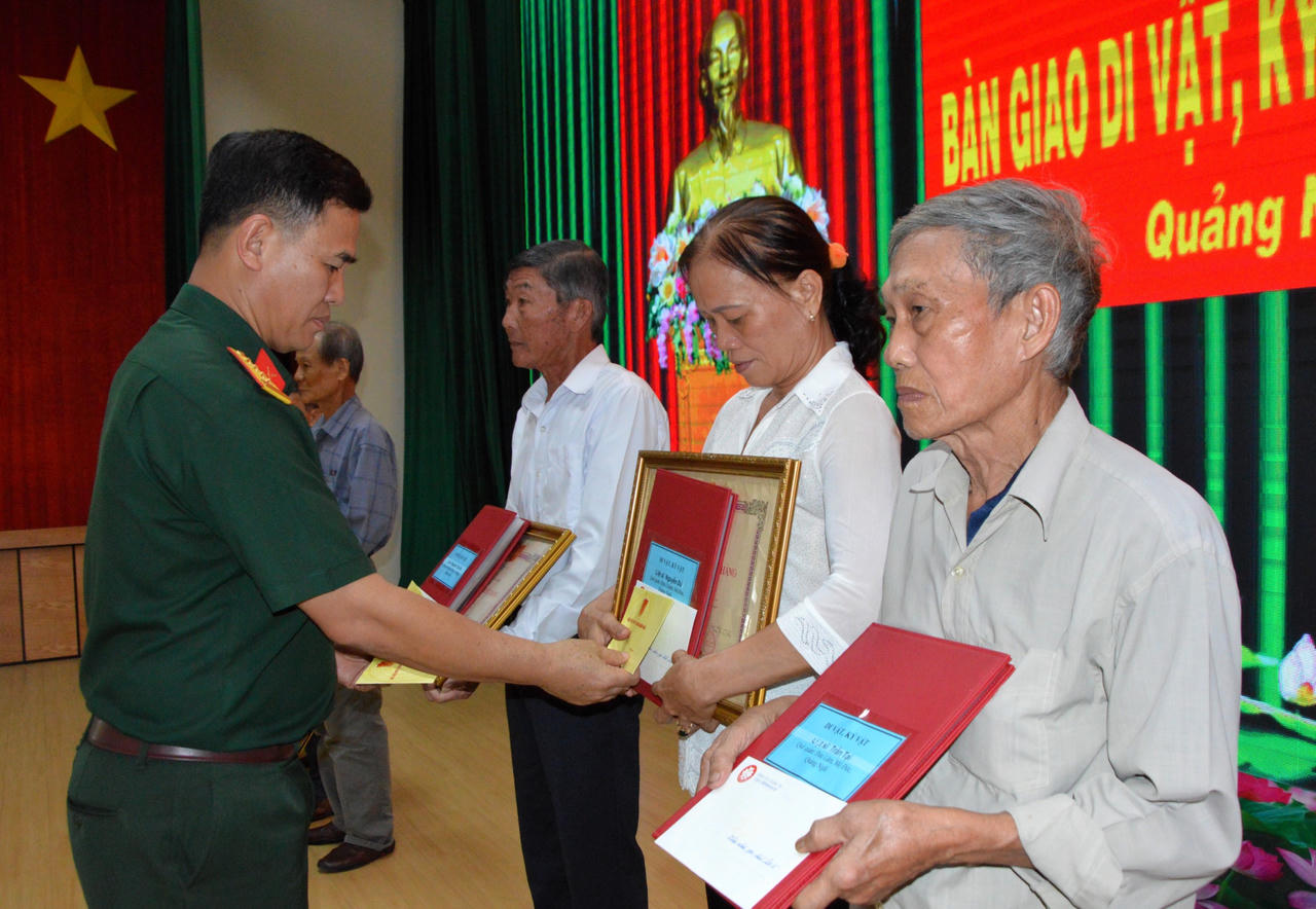 Bàn giao di vật, kỷ vật của Liệt sĩ về với người thân tại Quảng Ngãi