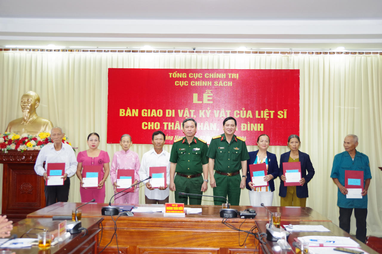 Bàn giao di vật, kỷ vật của liệt sĩ cho thân nhân, gia đình tại Quảng Nam