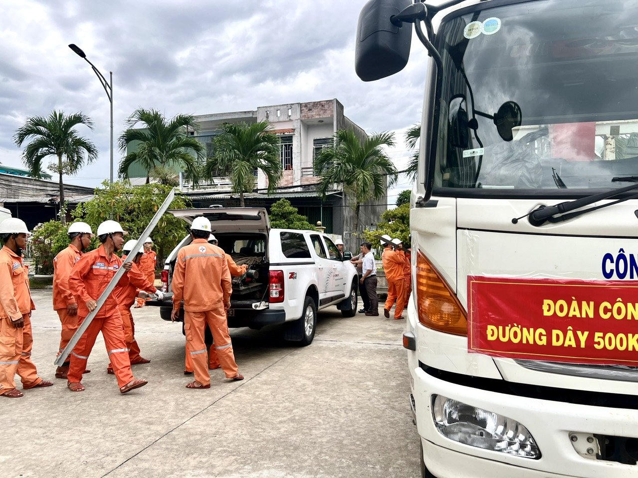 EVNCPC điều thêm 180 nhân lực tăng cường hỗ trợ thi công dự án đường dây 500kV mạch 3 từ Quảng Trạch đến Phố Nối