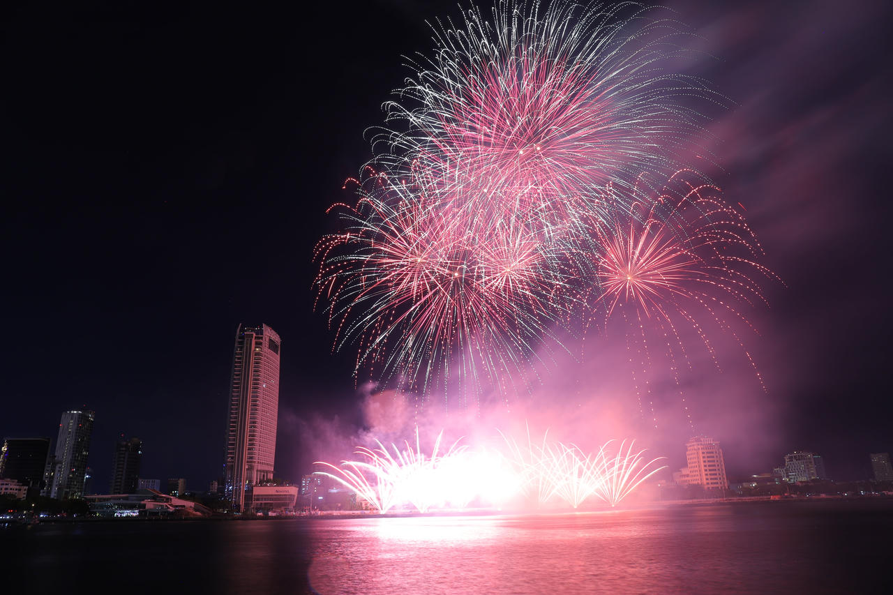 Say lòng màn pháo hoa 'Tình yêu diệu kỳ' giữa Ba Lan và Đức trong đêm mưa