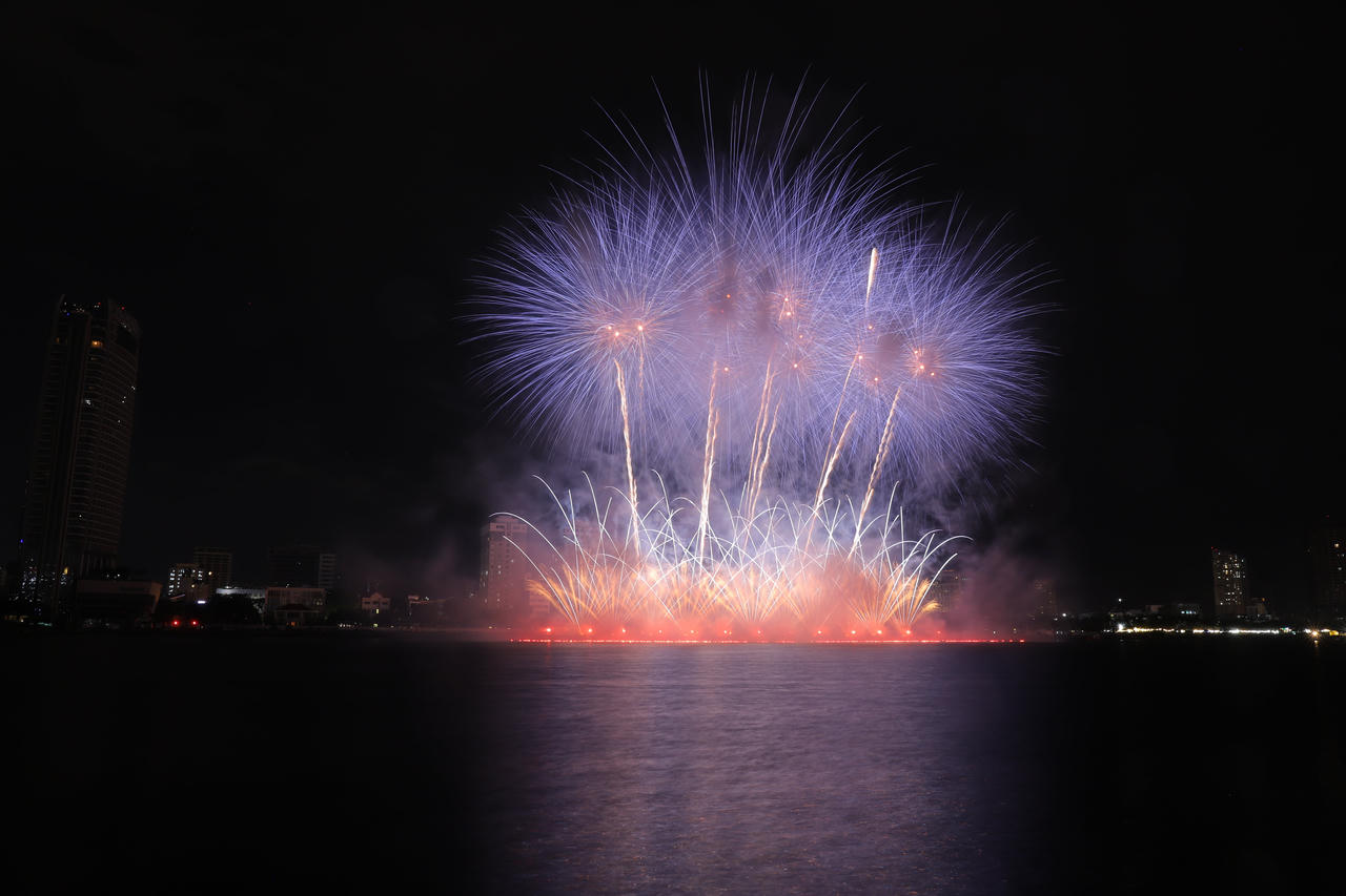 Say lòng màn pháo hoa 'Tình yêu diệu kỳ' giữa Ba Lan và Đức trong đêm mưa