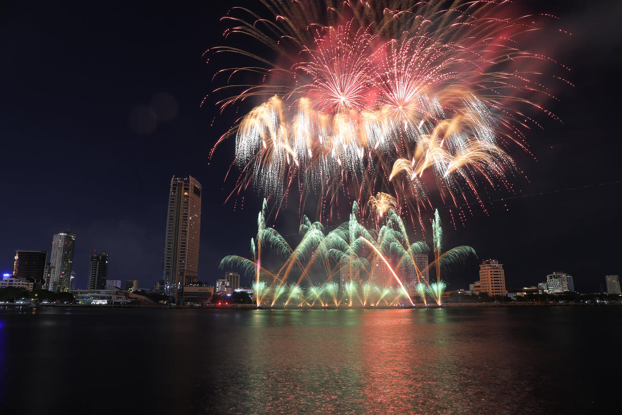 Say lòng màn pháo hoa 'Tình yêu diệu kỳ' giữa Ba Lan và Đức trong đêm mưa