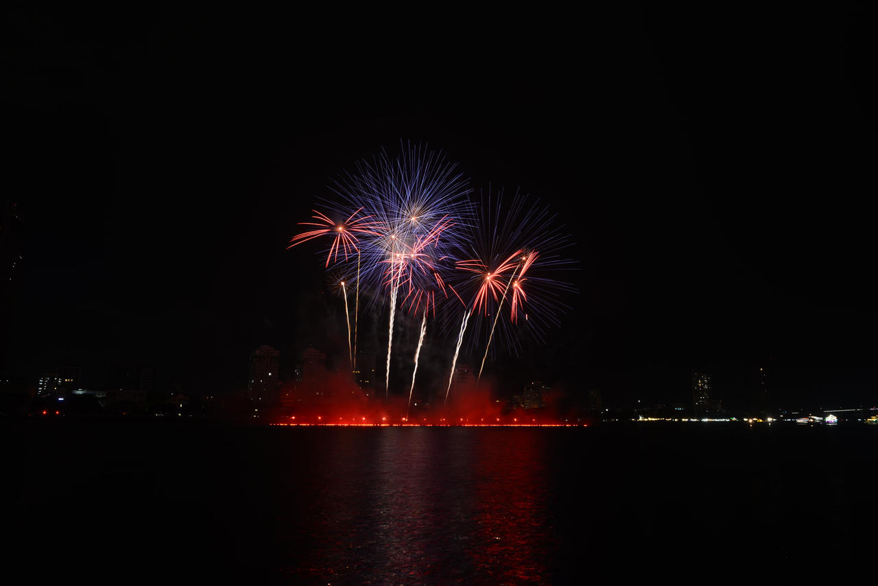 Say lòng màn pháo hoa 'Tình yêu diệu kỳ' giữa Ba Lan và Đức trong đêm mưa