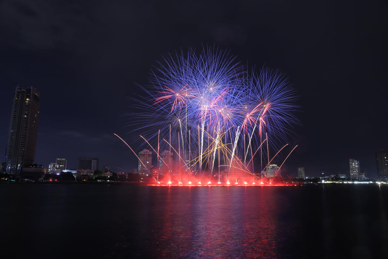 Say lòng màn pháo hoa 'Tình yêu diệu kỳ' giữa Ba Lan và Đức trong đêm mưa