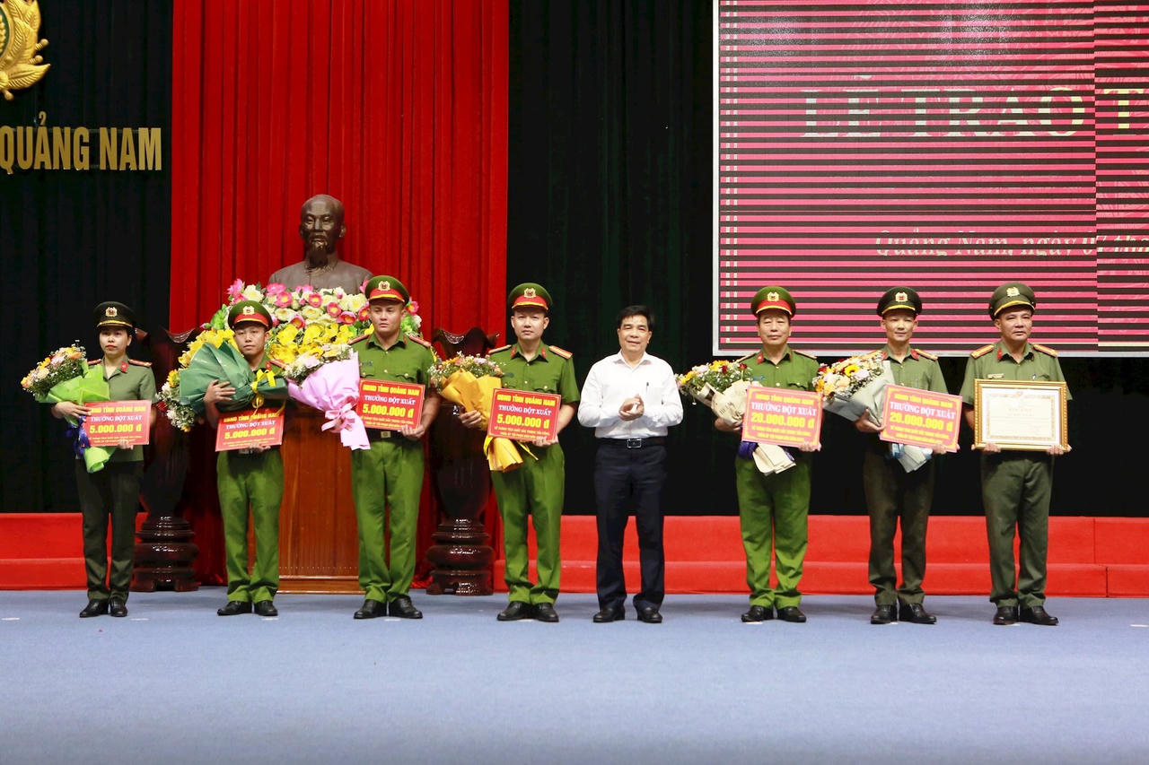 Chủ tịch Quảng Nam thưởng nóng Công an tỉnh phá đường dây đánh bạc 200 tỷ đồng