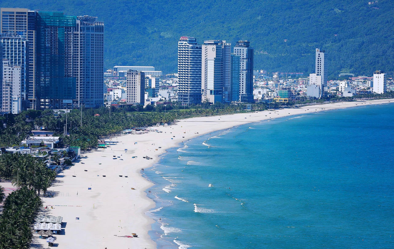 Bất ngờ hai bảng thông báo ngược nhau trước quầy hàng phải trả mặt bằng ven biển Đà Nẵng