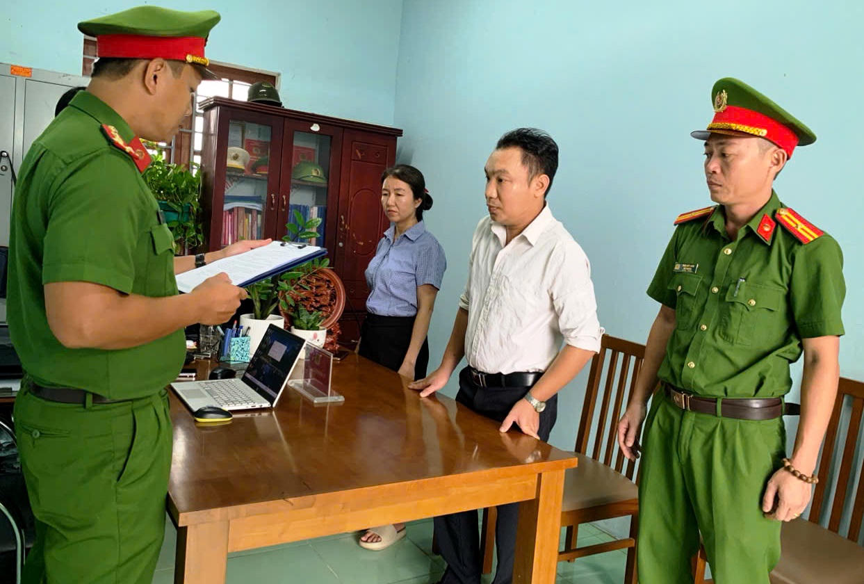 Cán bộ hộ tịch xã ở Quảng Nam bị bắt vì “lợi dụng chức vụ, quyền hạn”