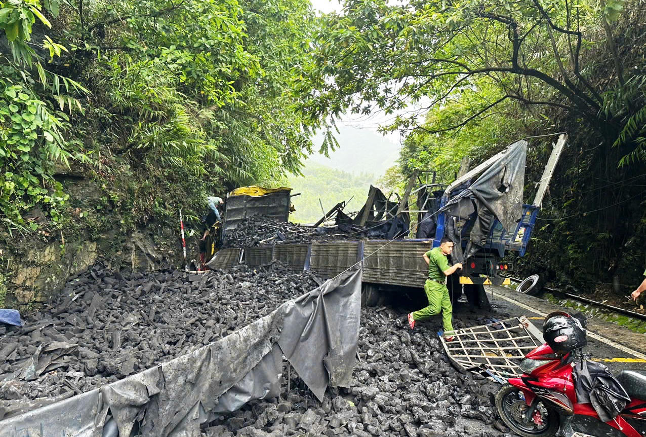 Xe tải chở than tông vào taluy đường, 2 người thương vong