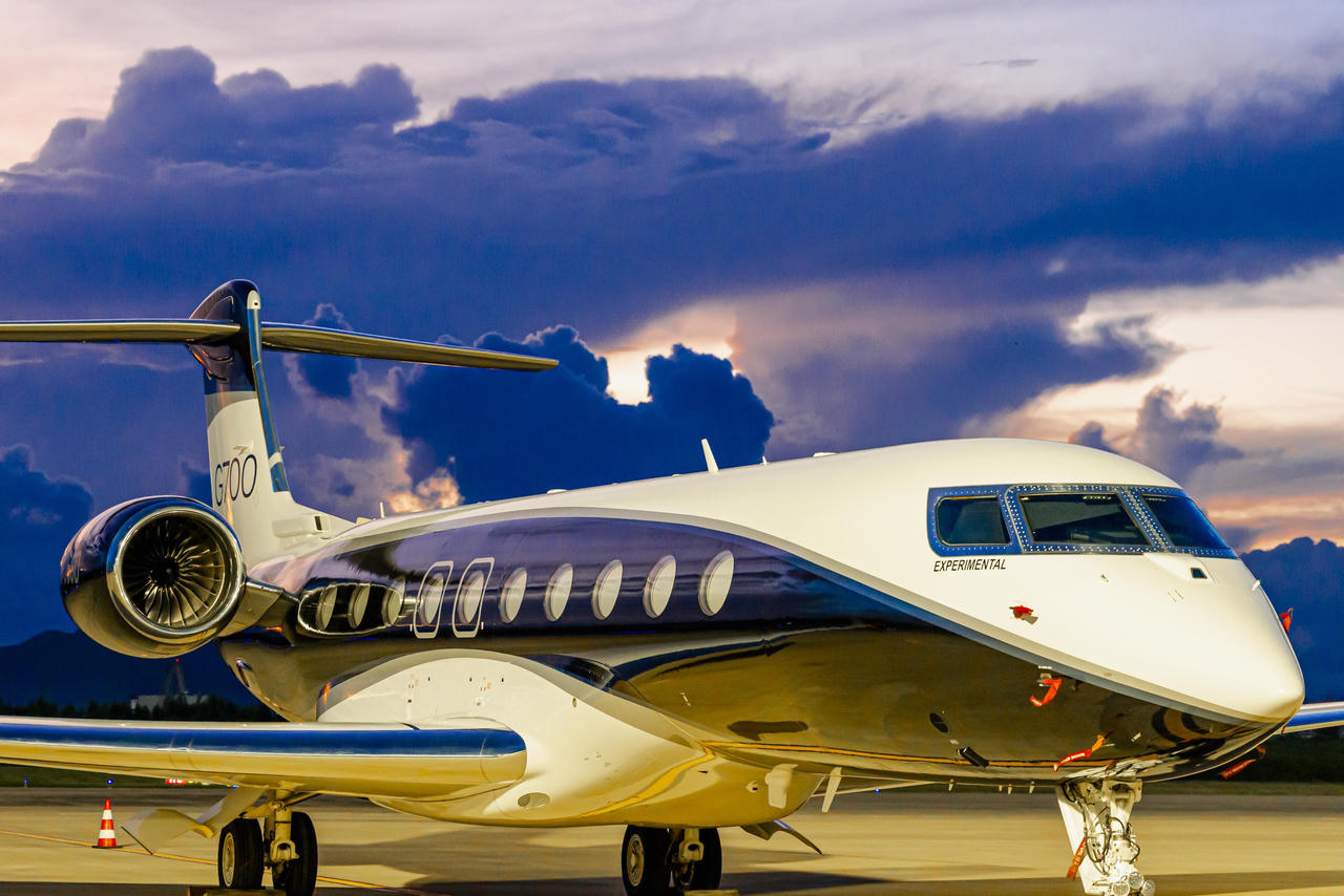 Ngắm loạt chuyên cơ siêu sang dành cho tỷ phú đổ bộ sân bay Đà Nẵng