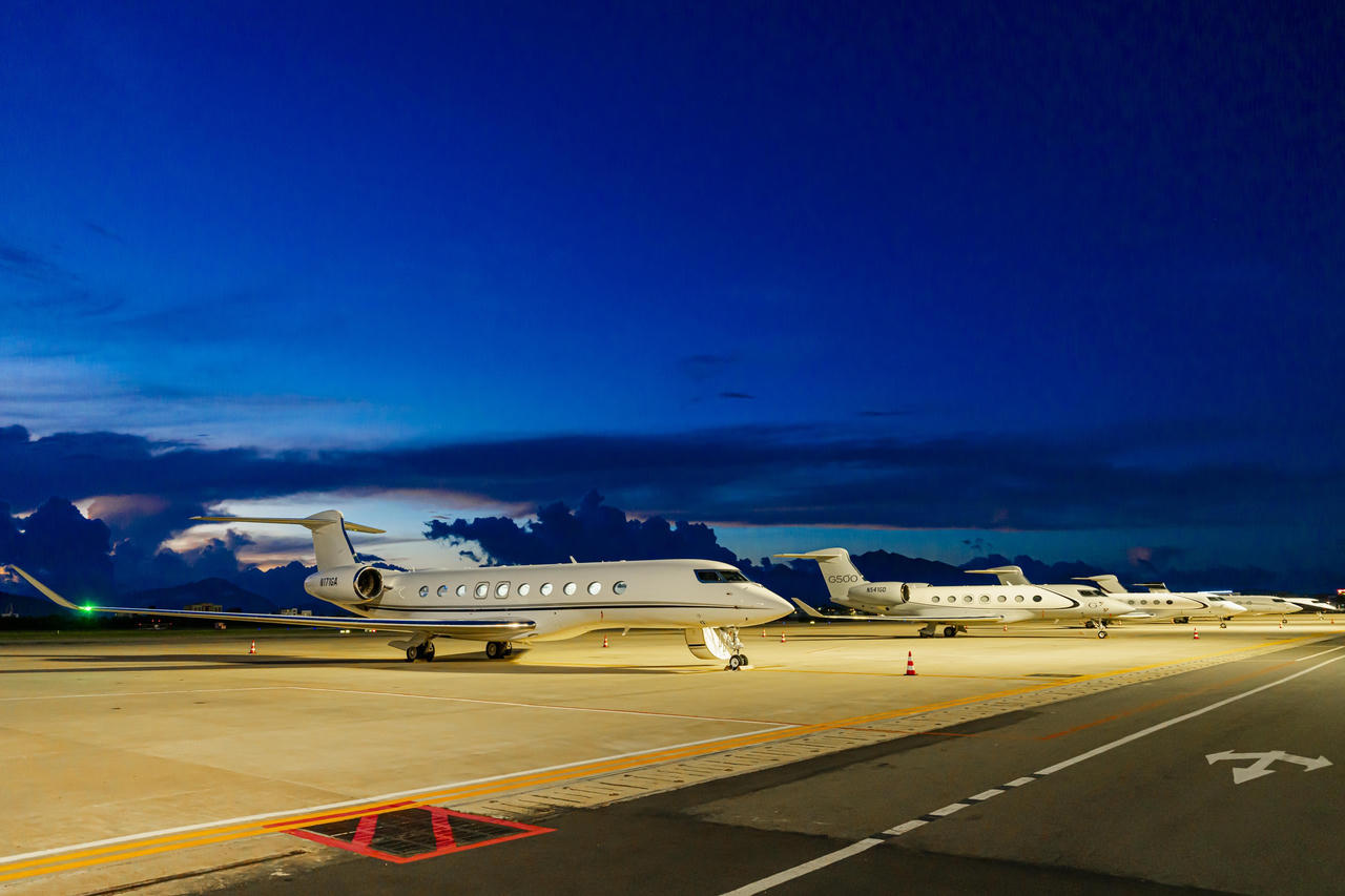 Ngắm loạt chuyên cơ siêu sang dành cho tỷ phú đổ bộ sân bay Đà Nẵng