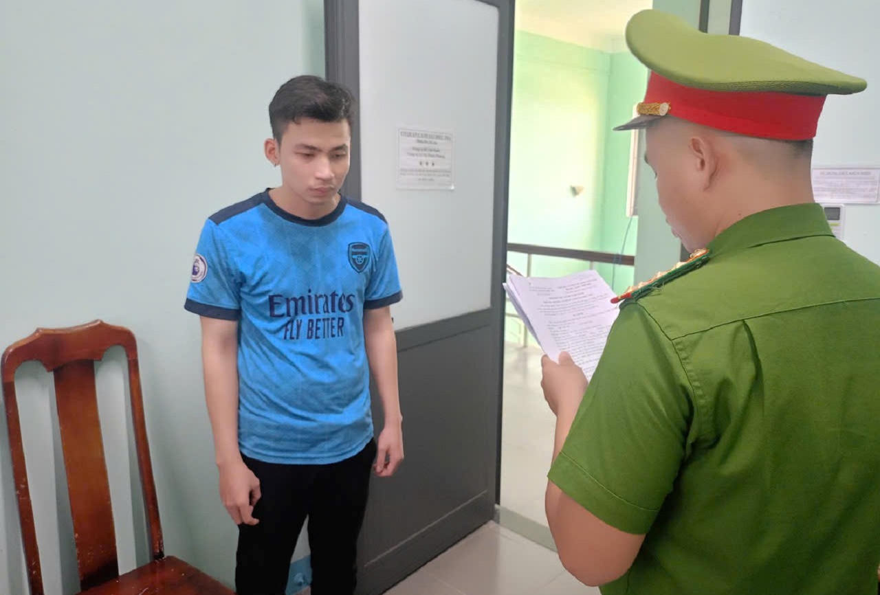 Bắt nam thanh niên tung clip ‘nóng’ làm nhục người yêu cũ