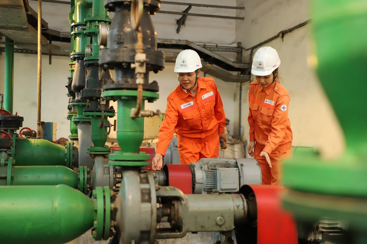 Khi phụ nữ là công nhân ngành Điện