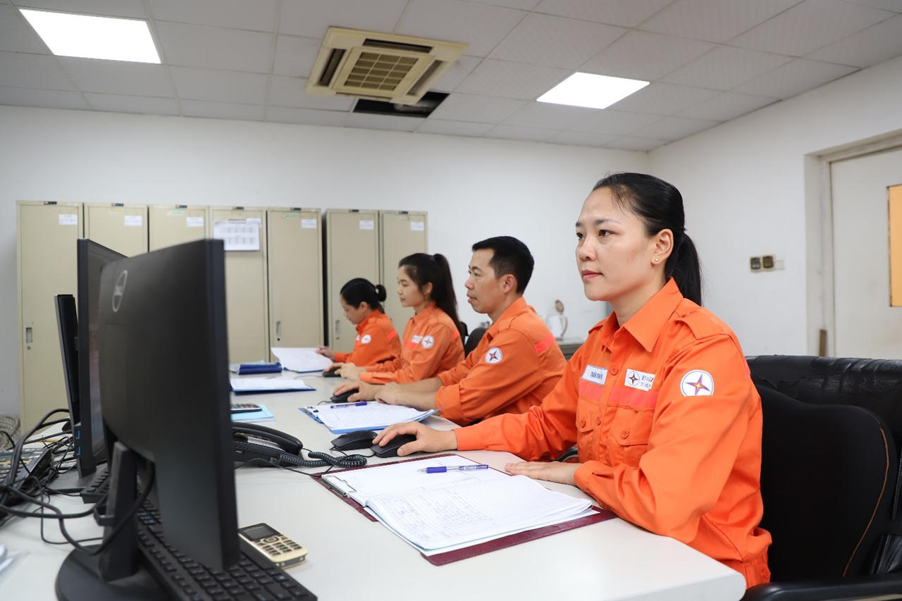 Khi phụ nữ là công nhân ngành Điện