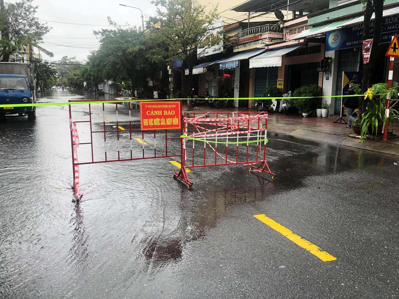 Mưa lớn suốt đêm, nhiều ô tô “chết nước” giữa lòng TP Tam Kỳ