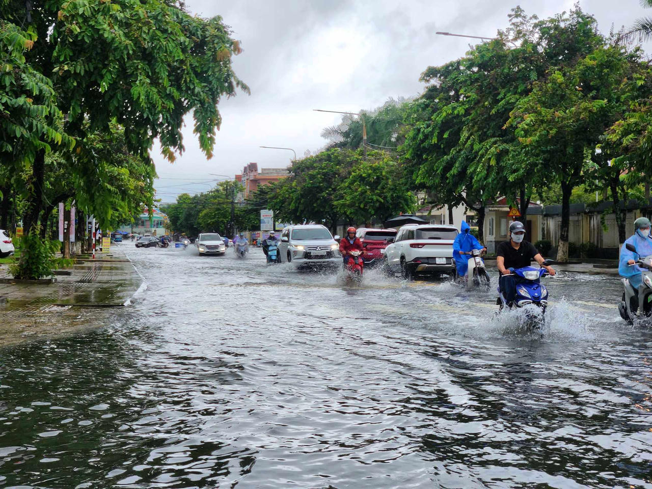 Mưa lớn suốt đêm, nhiều ô tô “chết nước” giữa lòng TP Tam Kỳ