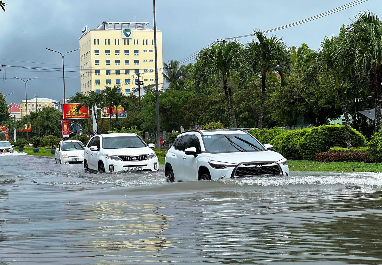 Mưa lớn suốt đêm, nhiều ô tô “chết nước” giữa lòng TP Tam Kỳ