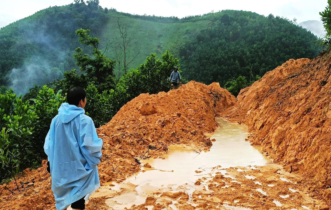 Mưa lớn nước chảy như thác đổ, Quảng Nam cảnh báo lũ quét