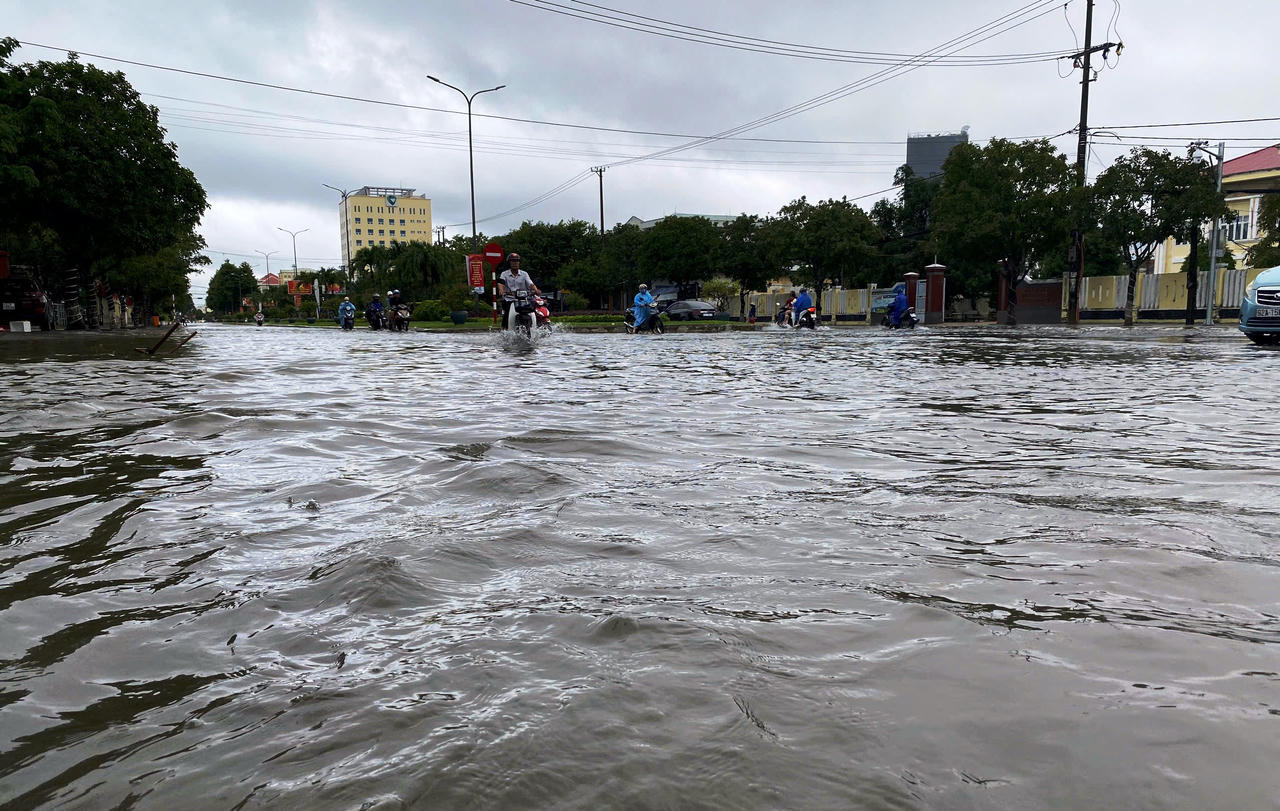 Mưa lớn suốt đêm, nhiều ô tô “chết nước” giữa lòng TP Tam Kỳ