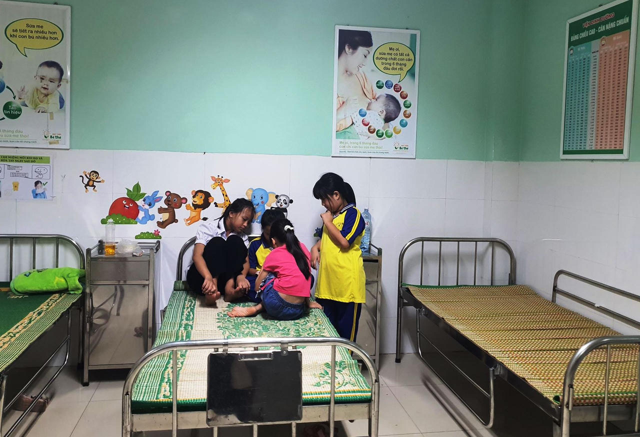 15 học sinh tiểu học ở Quảng Nam nhập viện cấp cứu sau khi ăn sữa chua