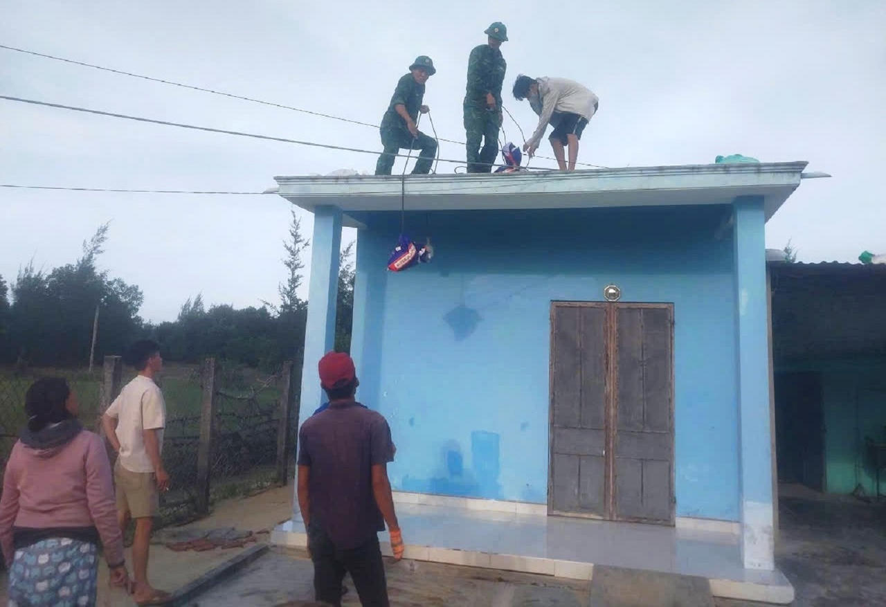 Bộ đội Biên phòng Quảng Nam giúp người dân chằng chống nhà cửa trước bão