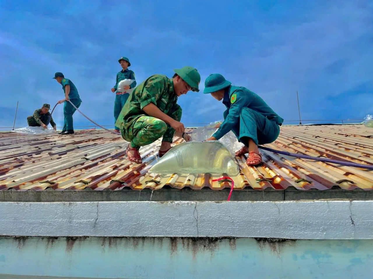 Bộ đội Biên phòng Quảng Nam giúp người dân chằng chống nhà cửa trước bão