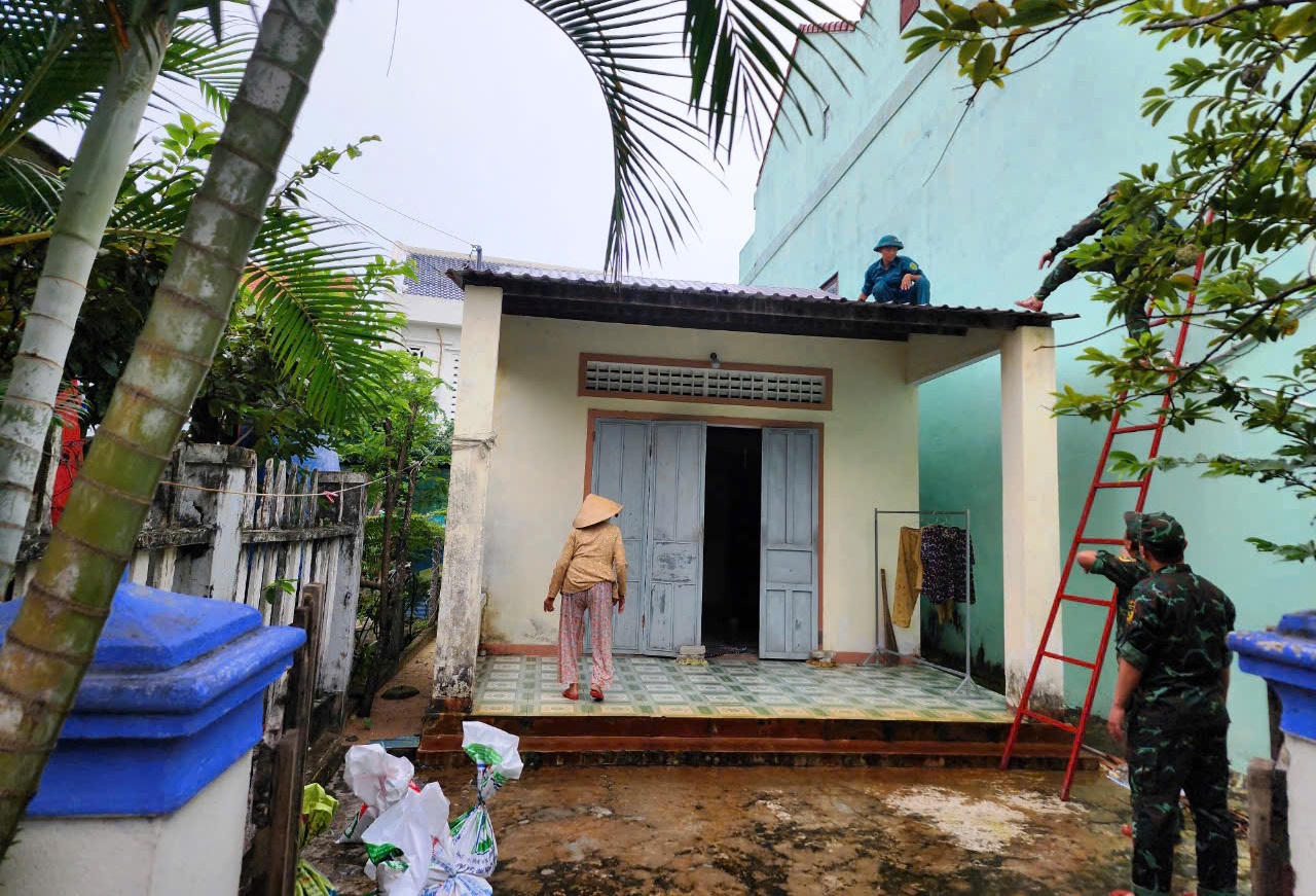 Bộ đội Biên phòng Quảng Nam giúp người dân chằng chống nhà cửa trước bão