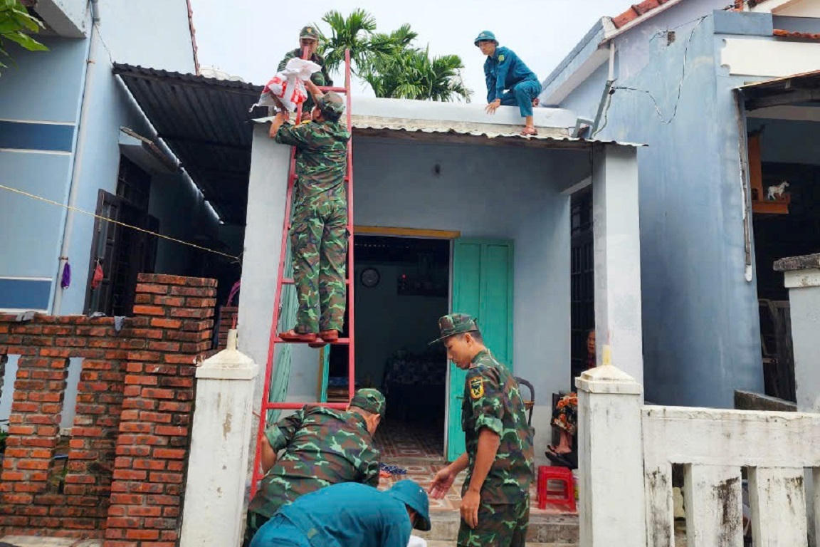 Bộ đội Biên phòng Quảng Nam giúp người dân chằng chống nhà cửa trước bão