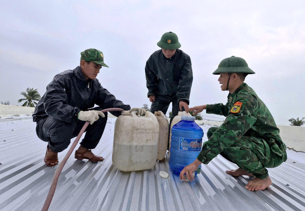 Bộ đội Biên phòng Quảng Nam giúp người dân chằng chống nhà cửa trước bão